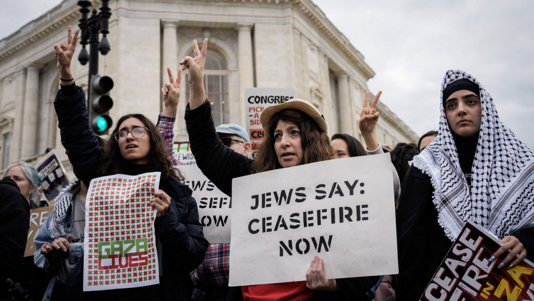 Des manifestants organisés par Jewish Voice for Peace et IfNotNow se rassemblent pour réclamer un cessez-le-feu à Gaza le 18 octobre 2023 près du Capitole américain à Washington, DC. (Photo par Drew Angerer/Getty Images)