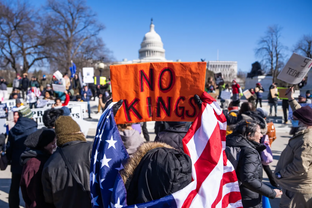 Des manifestants brandissent des pancartes lors de la manifestation « No Kings Day » (Journée sans rois) le 17 février 2025. Tom Williams/CQ-Roll Call, Inc/Getty Images