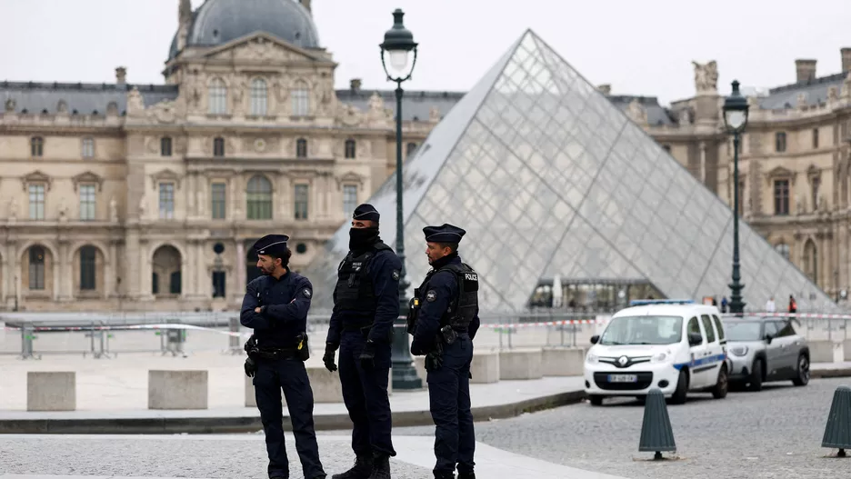 Des policiers se tiennent près de la pyramide du musée du Louvre après les vols des bijoux le dimanche du 19 octobre 2025 Gonzalo Fuentes / REUTERS