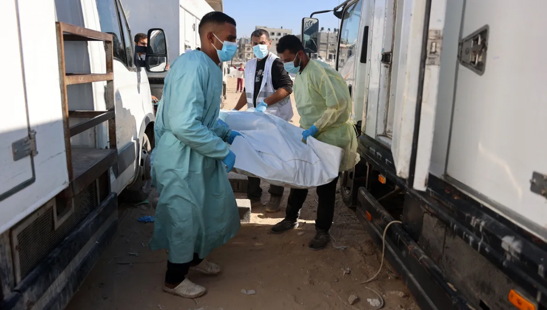 Les dépouilles de prisonniers palestiniens rapatriées à Khan Younès, dans la bande de Gaza, le 18 octobre 2025. ©AFP - Omar AL-QATTAA
