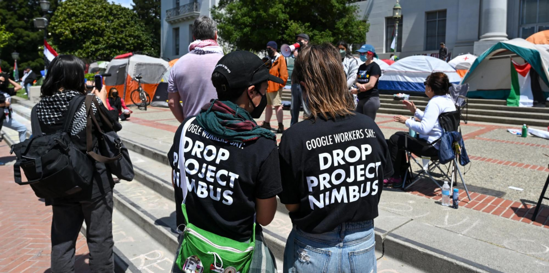 D'anciens employés de Google dénoncent le projet Nimbus de Google lors d'une manifestation pro-palestinienne à l'université de Berkeley, en Californie, le 25 avril 2024. Photo : Tayfun Coskun/Anadolu via Getty Images