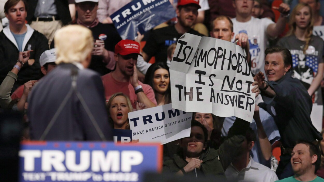 « L'islamophobie n'est pas la bonne réponse », dit cette affiche brandie lors d'un rassemblement de Donald Trump, pendant la campagne présidentielle de 2016. Photo : La Presse canadienne / Sue Ogrocki