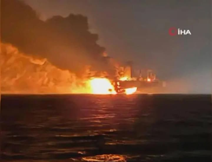 Deux pétroliers, qui auraient transporté du pétrole russe, ont explosé au large des côtes de la mer Noire en Turquie