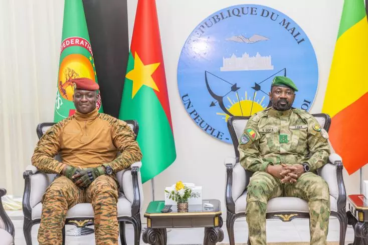 Le capitaine Ibrahim Traoré du Burkina Faso, à gauche, et le général Assimi Goïta du Mali, le mardi 23 décembre 2025.