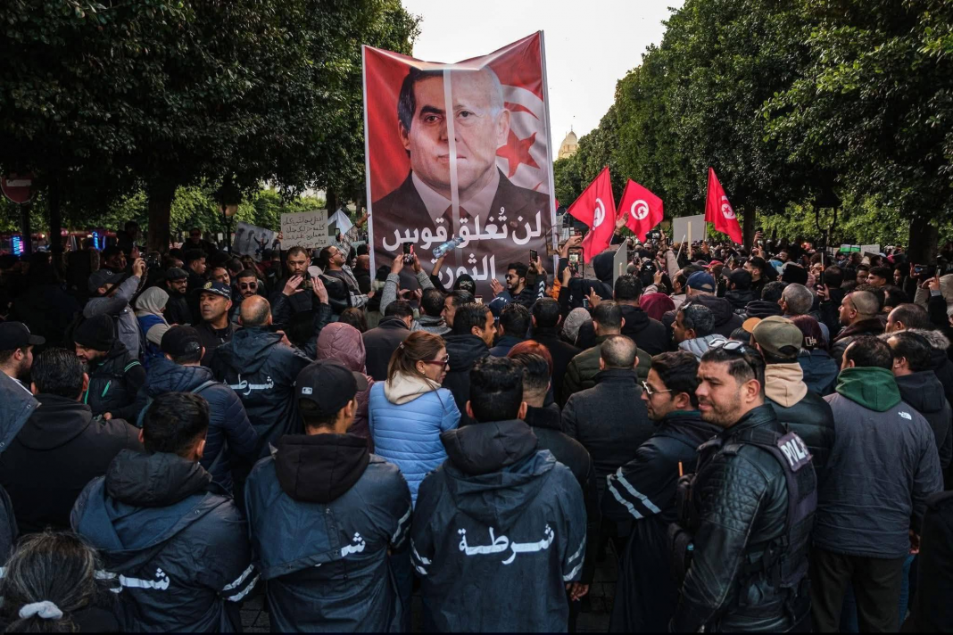 Photos Des Tunisiens manifestent dans le centre de la capitale pour dénoncer la détérioration de la situation, l'injustice et le pouvoir en place.