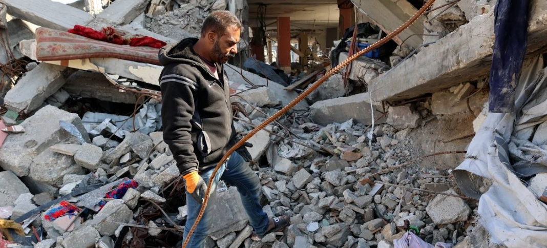 Photo ONU Info Sufyan Al-Majdalawi inspecte les décombres de sa maison à Jabalia, dans le nord de la bande de Gaza.
