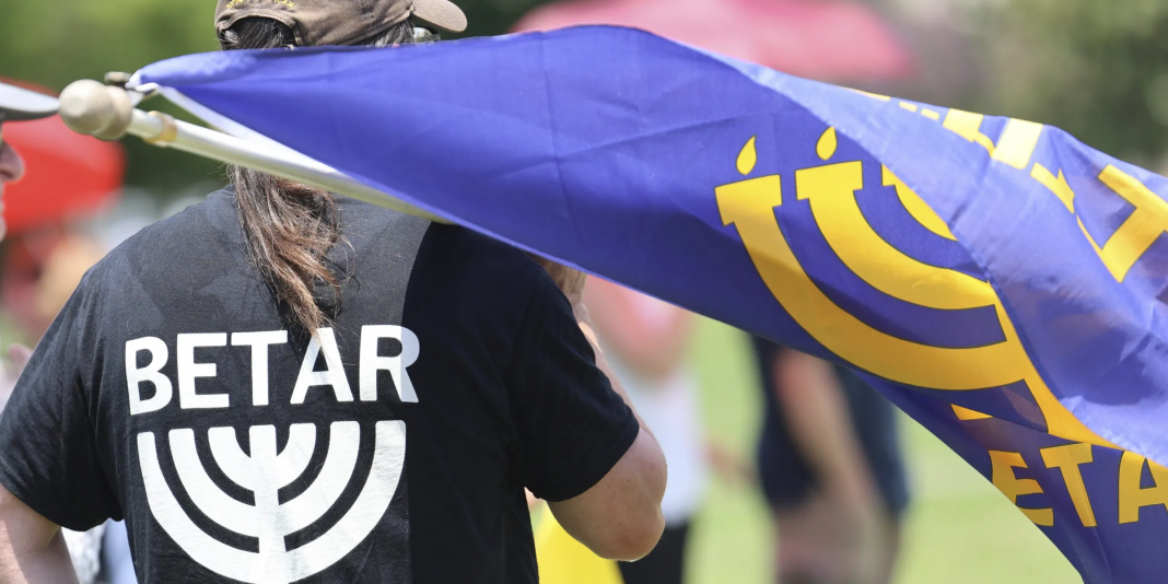 Un partisan du Betar manifeste devant le Capitole américain lors d'une marche organisée le 25 juin 2025 à Washington. Photo : Robyn Stevens Brody/Sipa via AP