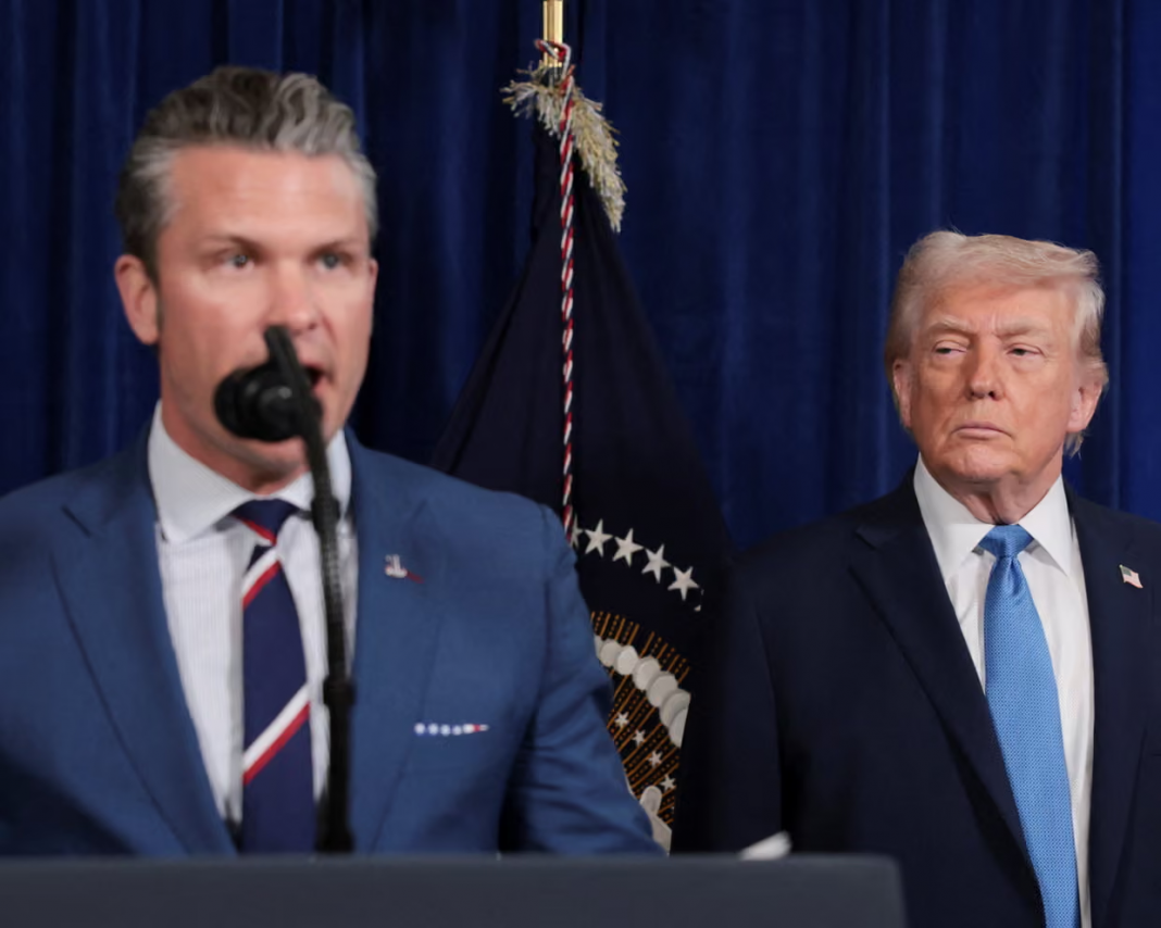 Le secrétaire américain à la Défense, Pete Hegseth, et Donald Trump lors d'une conférence de presse après l'attaque américaine contre le Venezuela. Photo : Jonathan Ernst/Reuters