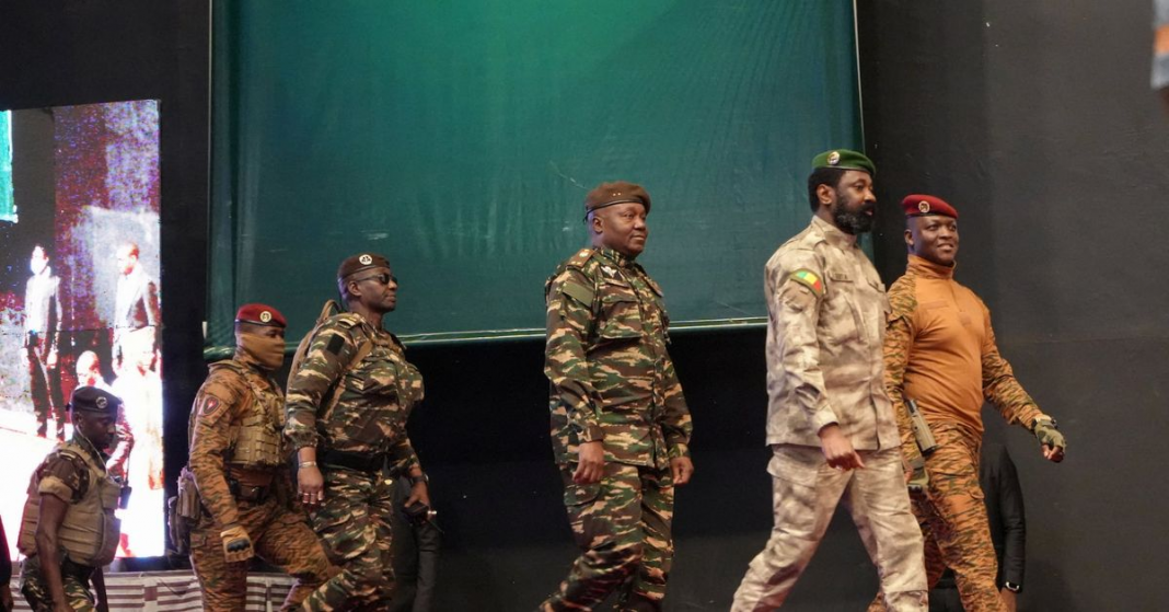 Les chefs d'État du Mali, Assimi Goita, du Burkina Faso, le capitaine Ibrahim Traoré, et du Niger, le général Abdourahamane Tiani, REUTERS/Mahamadou Hamidou