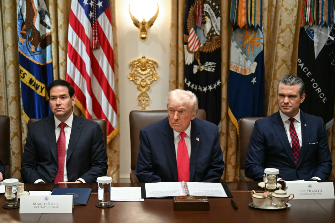 Donald Trump, Marco Rubio et Pete Hegseth à la maison blanche Washington, DC, le 2 Décembre 2025. Andrew Caballero-Reynolds/AFP
