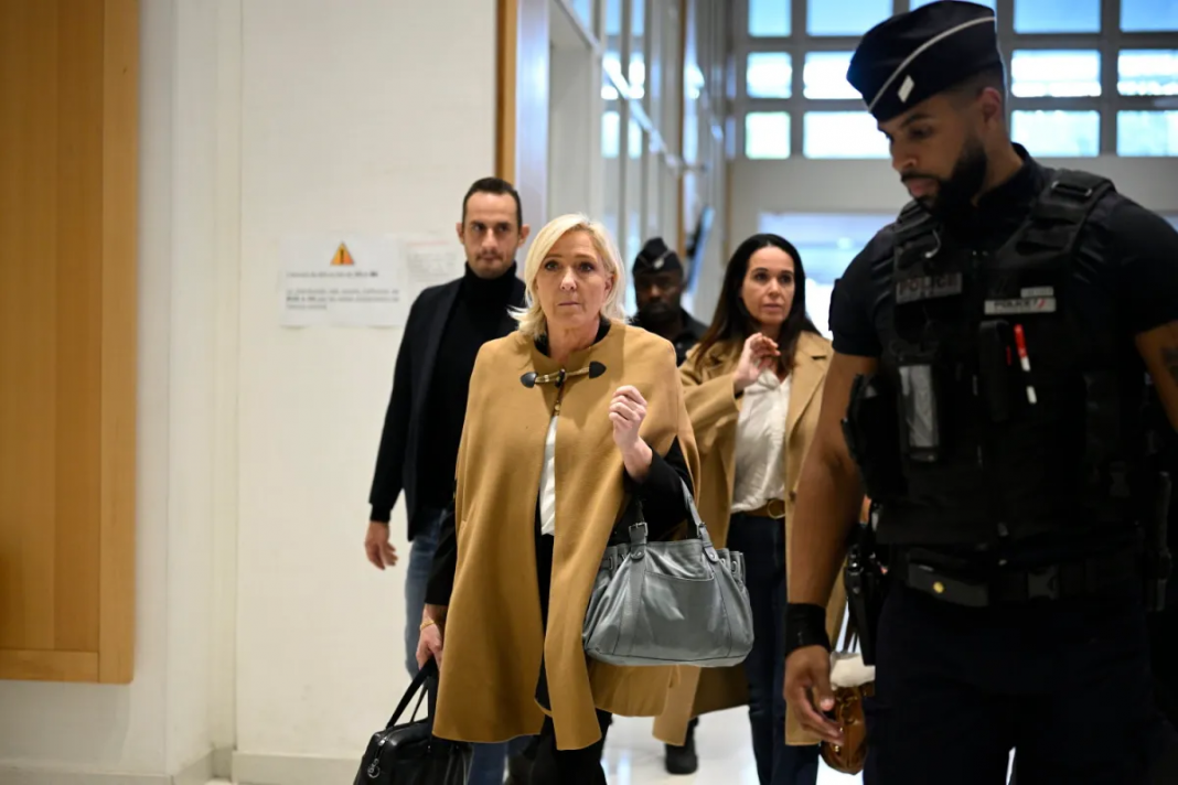 Marine Le Pen au tribunal en 2024 pour son procès à propos des assistants parlementaires des eurodéputés RN/FN. © Lionel Préau