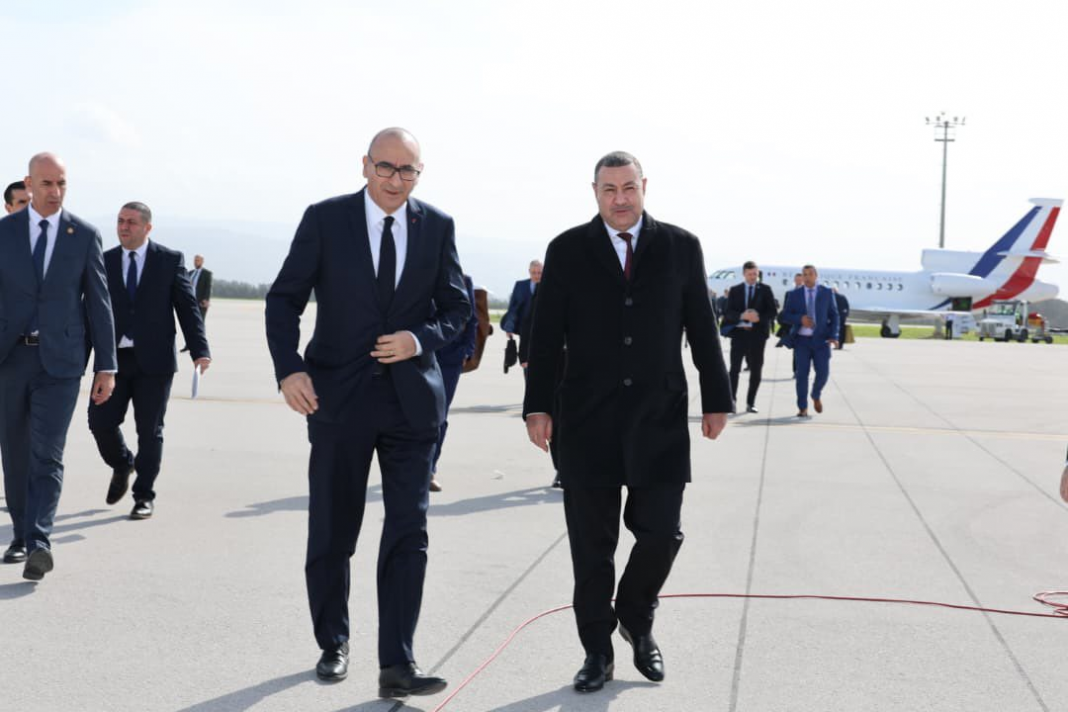 Le ministre français de l’Intérieur, Laurent Nuñez, est arrivé ce lundi 16 février 2026 à l’aéroport Houari-Boumédiène d’Alger, accueilli par son homologue algérien, Saïd Sayoud.