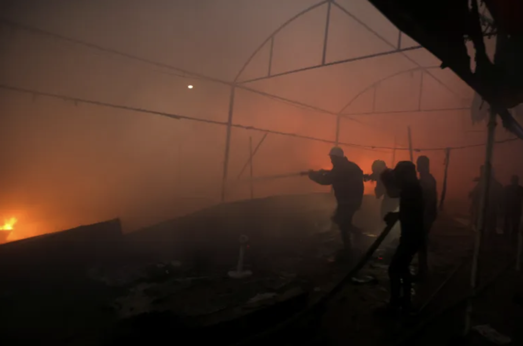 Frappe israélienne contre des tentes abritant des Palestiniens déplacés à Deir el-Balah, dans le centre de la bande de Gaza, le 14 octobre 2024 [Ramadan Abed/Reuters].