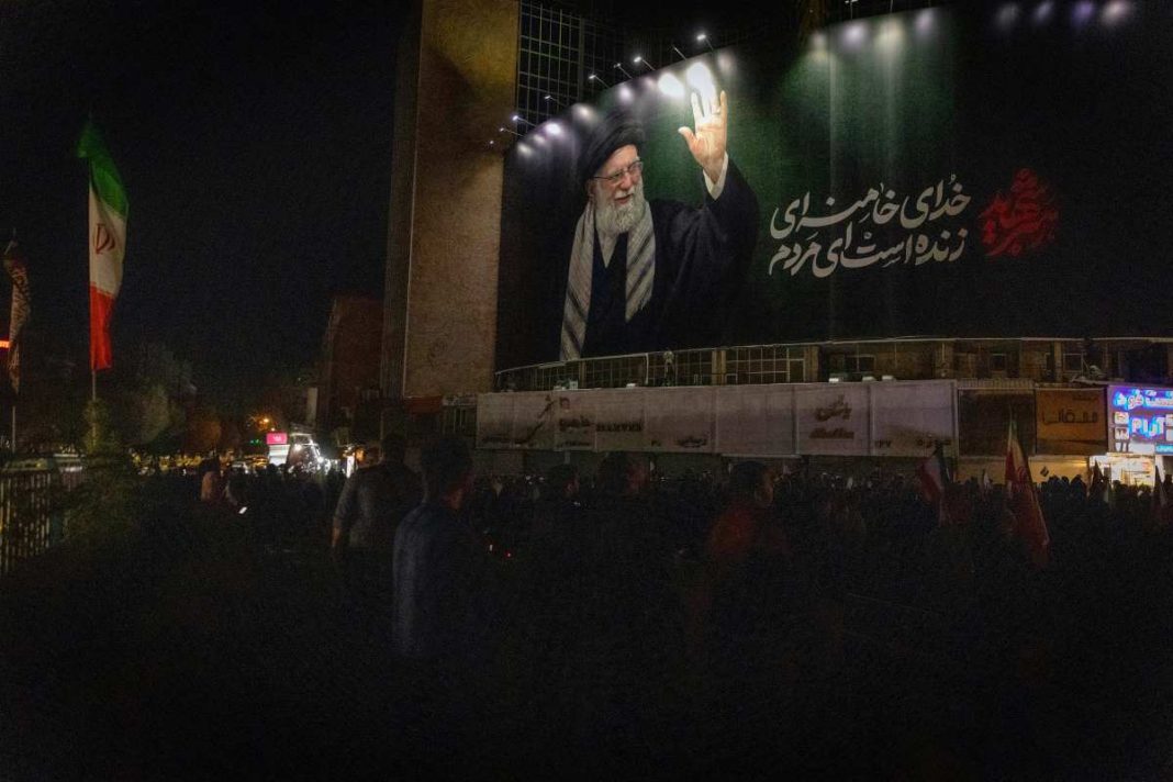 Une banderole à l'effigie du guide suprême iranien, l'ayatollah Ali Khamenei, est visible lors d'une veillée commémorative le 1er mars 2026 à Téhéran, en Iran. Photo de Majid Saeedi/Getty Images.