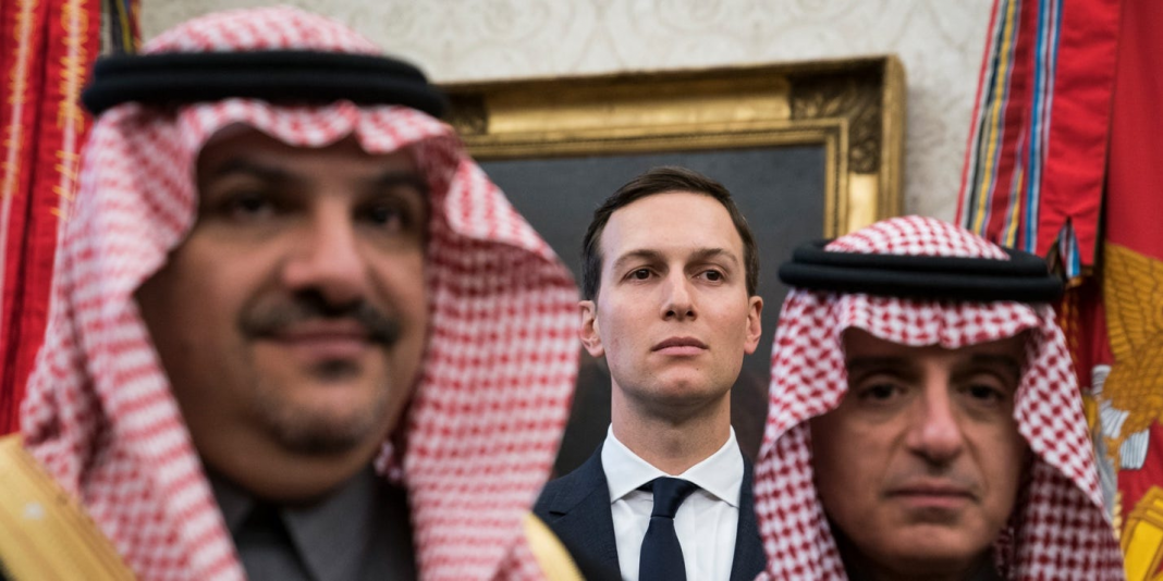 Jared Kushner (au centre), alors conseiller principal de Donald Trump, aux côtés de représentants saoudiens, lors d’une rencontre entre le prince héritier saoudien, Mohammed Ben Salman, et le président américain, à la Maison Blanche, à Washington, le 20 mars 2018. JABIN BOTSFORD/THE WASHINGTON POST VIA GETTY IMAGES