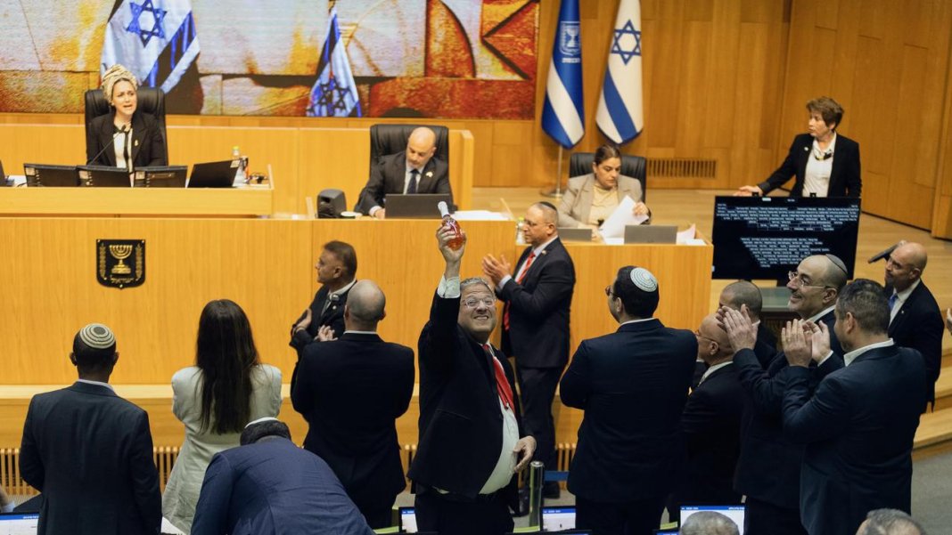 La Knesset s'embrase après l'adoption de la loi sur la peine de mort appliquée aux palestiniens ; Ben-Gvir en train d'agiter une bouteille de champagne
