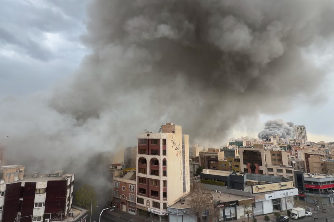Fumée au-dessus de Téhéran, en Iran, à la suite de deux frappes simultanées, le 2 mars 2026. Photo : Mohsen Ganji/AP