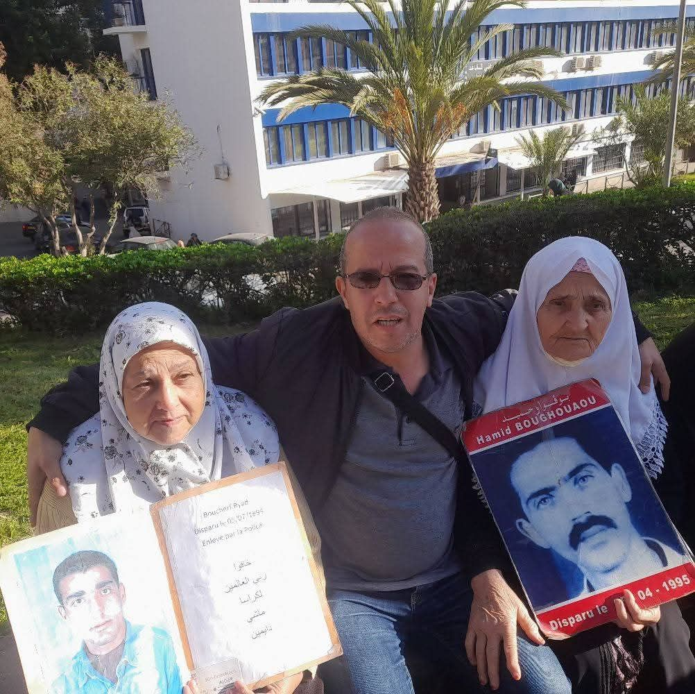 Slimane Hamitouche entouré de mamans de disparus algériens à l'occasion de leur rassemblement hébdomadaire pour demander la justice et la vérité sur leurs enfants et parents disparus.