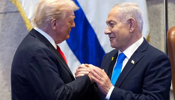 Le président Donald Trump s'entretient avec le Premier ministre israélien Benjamin Netanyahu à la Knesset, lundi 13 octobre 2025, à Jérusalem. — Reuters