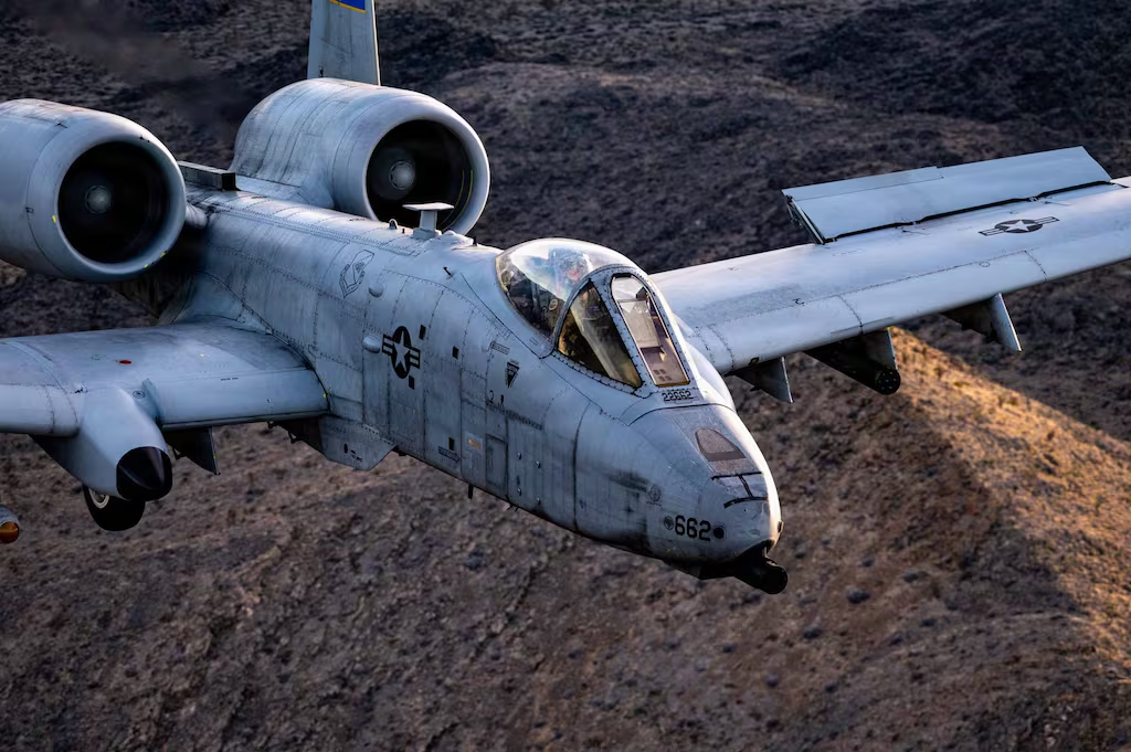 Un A-10 Thunderbolt II survole un champ de tir et d'entraînement du Nevada lors d'un exercice de routine, le 26 février 2026. (Sergent technique Albert Valladares/US Air Force)