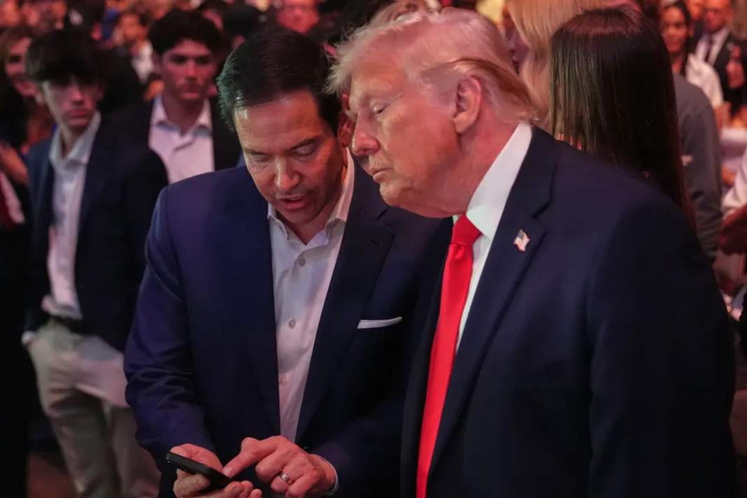Le président Donald Trump s'entretient avec le secrétaire d'État Marco Rubio lors de l'UFC 327 au Kaseya Center, le samedi 11 avril 2026, à Miami. Julia Demaree Nikhinson — Pool, Associated Press