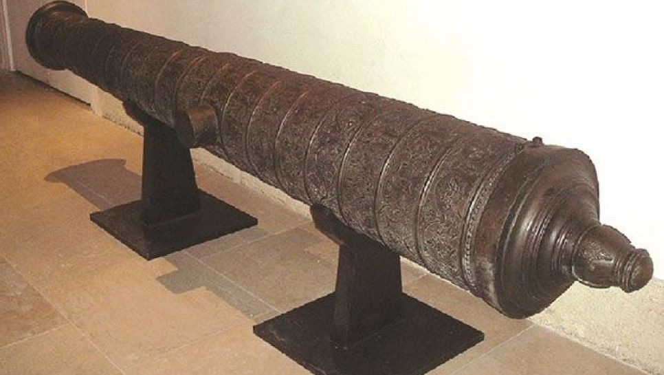 La Consulaire, Baba Merzoug, canon érigé installé dans le port militaire de Brest, en France. En juillet 1830, dès les premiers jours de la chute d’Alger, ce canon avait été saisi et expédié comme précieux trophée de guerre.