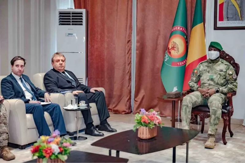 Le général Aissimi Goïta au cours de l'audience avec l'ambassadeur de Russie au Mali, Igor Gromyko