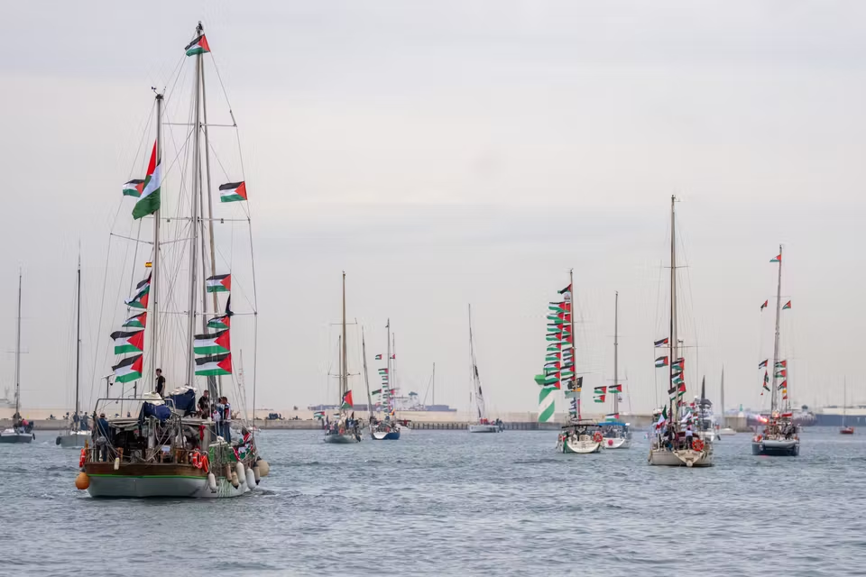 Des navires de la Global Sumud Flotilla, lors de leur départ de Barcelone (Espagne), le 12 avril 2026. JOAN MATEU PARRA/AP