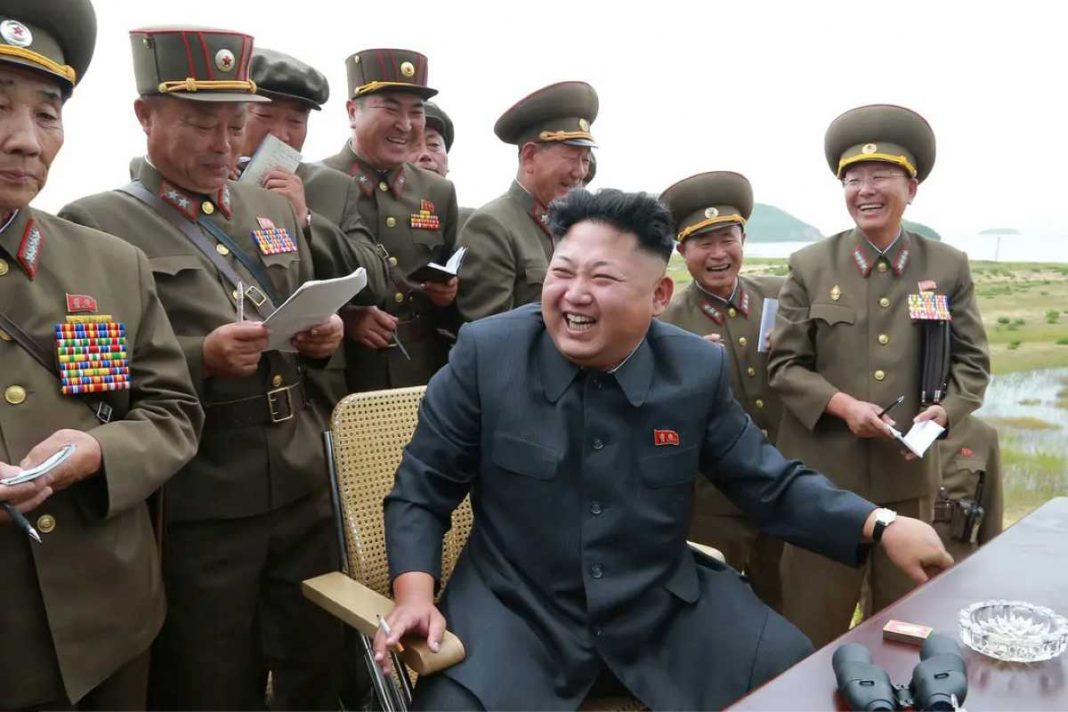 Kim Jong-un (au centre), dirigeant suprême de la République populaire démocratique de Corée (RPDC), supervisant le tir d'essai d'une roquette tactique de haute performance et d'ultra-précision de conception coréenne. KCNA—Xinhua/SIPA