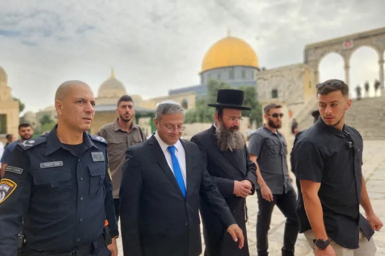 Le ministre israélien de la Sécurité nationale, Itamar Ben-Gvir, dans l'enceinte d'Al-Aqsa, dans la vieille ville de Jérusalem [Administration du Mont du Temple/Photo fournie par Reuters]
