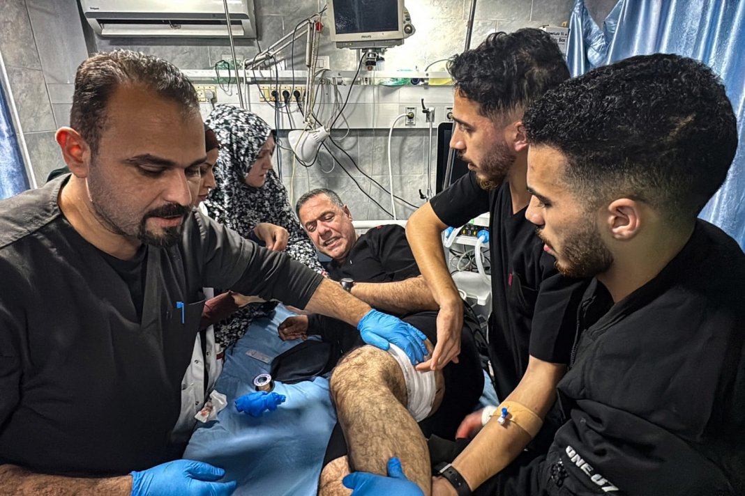 Abu Safiya est soigné par ses collègues pour les blessures qu'il a subies lors d'une frappe israélienne dans le nord de Gaza en novembre 2024. AFP via Getty Images