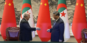 Le président chinois, Xi Jinping (à droite), et son homologue algérien, Abdelmadjid Tebboune, à Pékin, le 18 juillet 2023. © Ng Han Guan/POOL/AFP