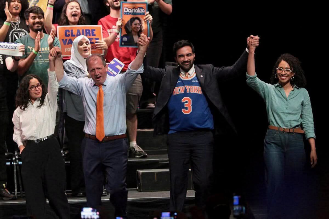 Les candidats démocrates au Congrès, Claire Valdez, Brad Lander et Darializa Avila Chevalier, sur scène aux côtés du maire Zohran Mamdani lors d'un rassemblement visant à inciter les électeurs à voter, organisé en amont des primaires new-yorkaises, à New York, le 18 juin 2026. (Crédit : Ryan Murphy/AP Photo)