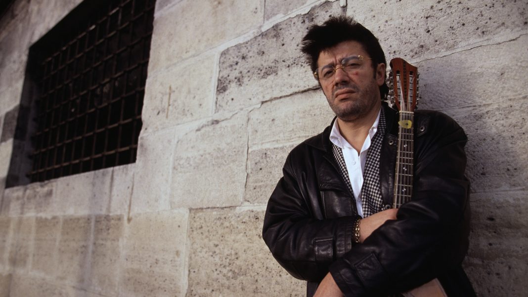 Portrait du chanteur algérien Lounes Matoub. Photo par Georges MERILLON/Gamma-Rapho via Getty Images