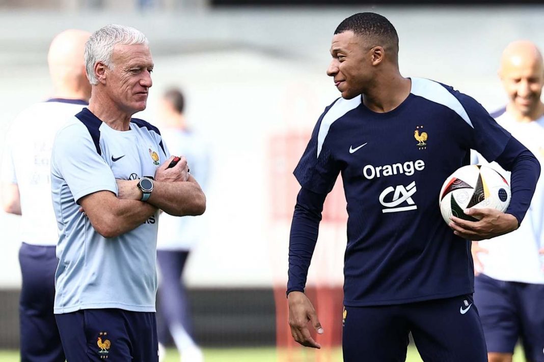 Didier Deschamps et Kylian Mbappé, pendant l'Euro 2024. Crédit : FRANCK FIFE / AFP
