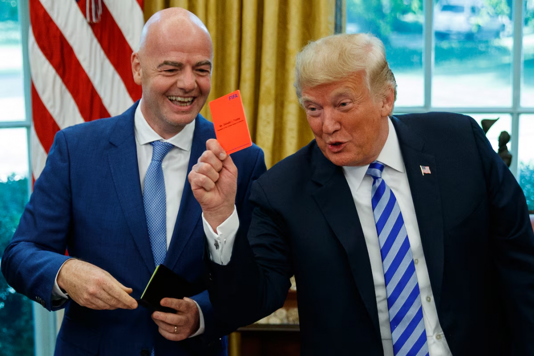 Le président Donald Trump et le président de la Fifa Gianni Infantino photographiés le 28 août 2018 dans le bureau ovale, à la Maison-Blanche. ©Copyright 2018 The Associated Press. All rights reserved.