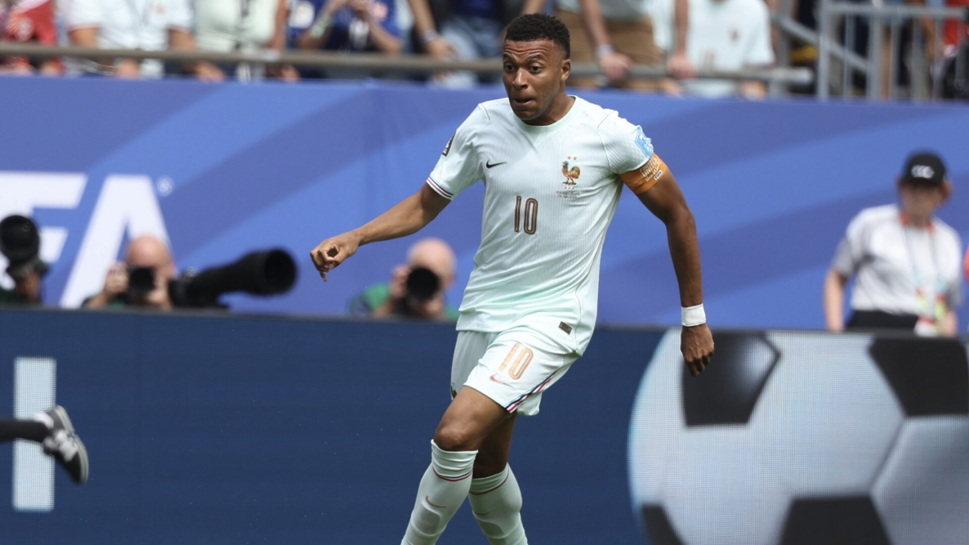 Kylian Mbappé avec l’équipe de France // Source : Compte X de l’Équipe de France