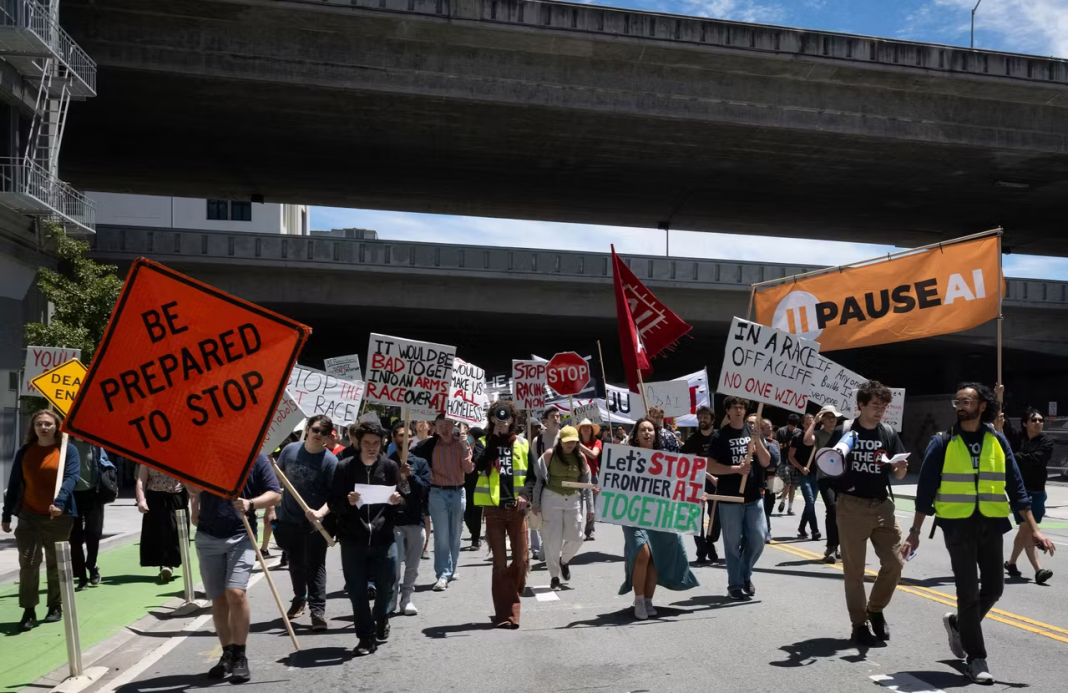 La manifestation Stop à la course de l’IA à San Francisco, le 11 juillet 2026, est passée devant les bureaux d’OpenAI, d’Anthropic et de DeepMind. KARL MONDON / AFP
