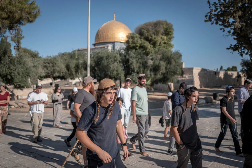 Des colons israéliens font irruption dans l'enceinte de la mosquée Al-Aqsa lors de la journée de Tisha Beav, à Jérusalem-Est occupée, le 23 juillet 2026. Photo : Ilia Yefimovich / AFP via Getty Images.