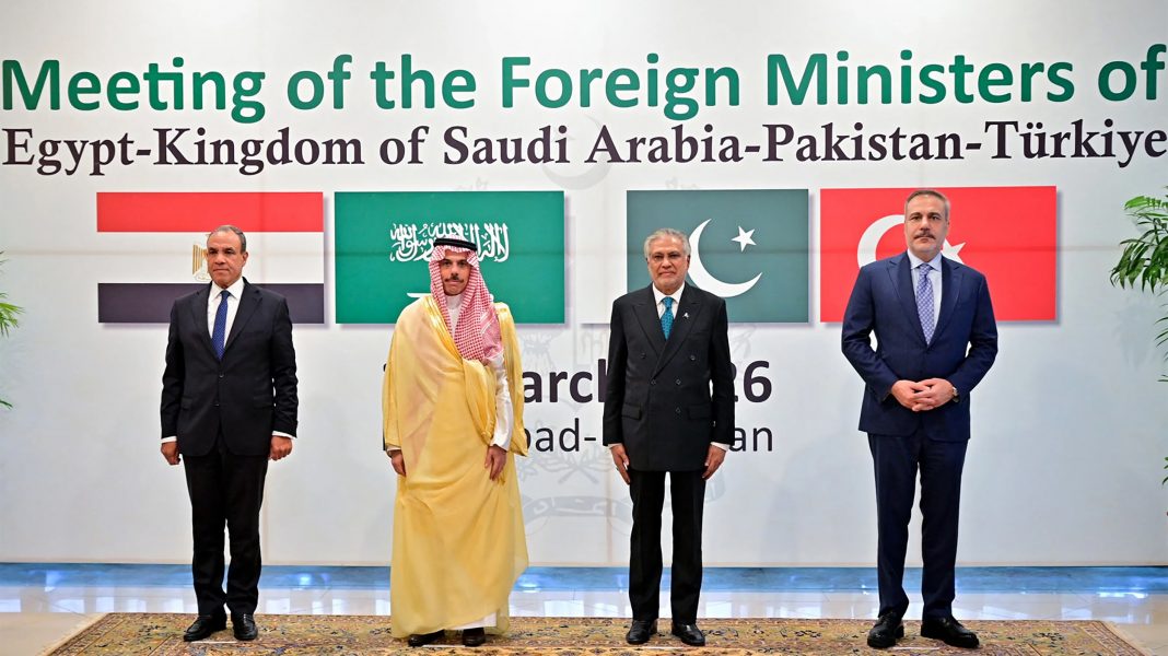 Photo diffusée le 29 mars 2026 montrant le ministre pakistanais des Affaires étrangères, Ishaq Dar (2e d), avec ses homologues turc Hakan Fidan (d), saoudien Faisal bin Farhan (2e g) et égyptien Badr Abdelatty avant leur réunion à Islamabad - / Pakistan Foreign Ministry/AFP