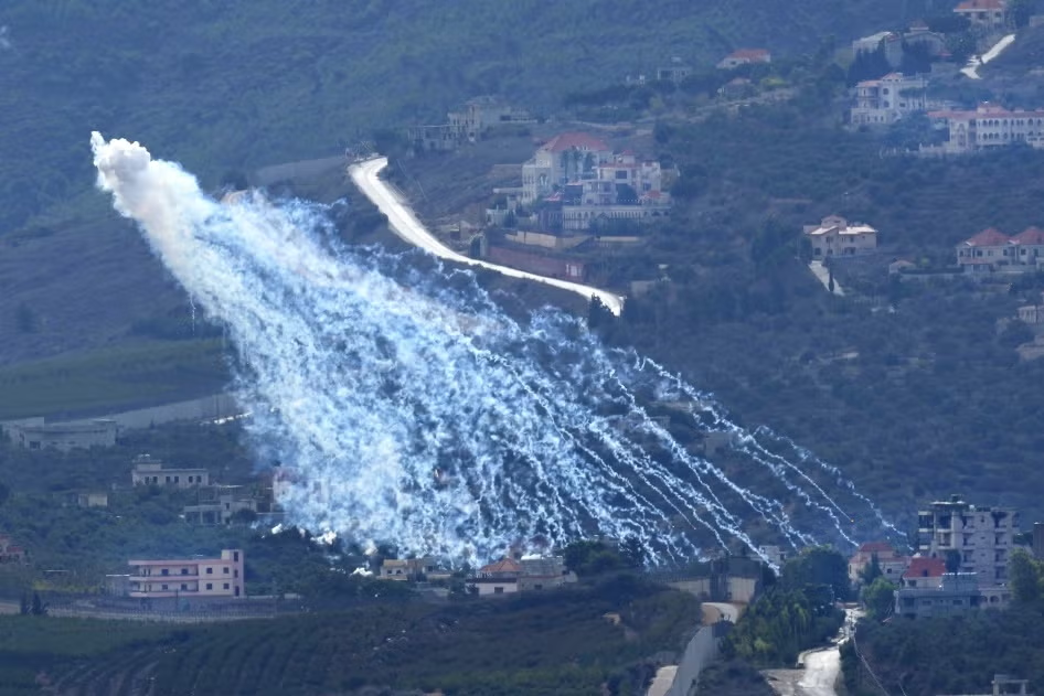 Archive du Liban: Explosion aérienne d’une munition israélienne au phosphore blanc. © 2023 Hussein Malla/AP Photo