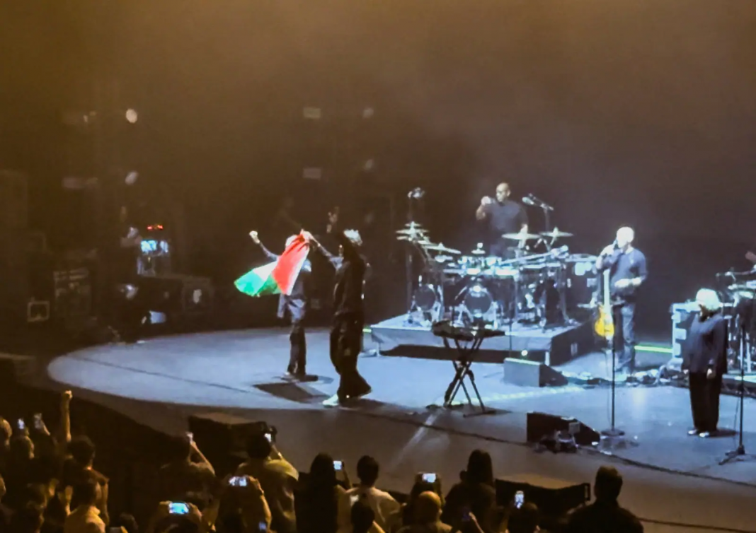 Robert Del Naja et Grant Marshall, du groupe Massive Attack, posent avec un drapeau palestinien sur scène à la fin de leur concert à Singapour, le 29 juillet 2026, Capture d'écran tirée d'une vidéo diffusée sur les réseaux sociaux. (Simran Panaech/Reuters)